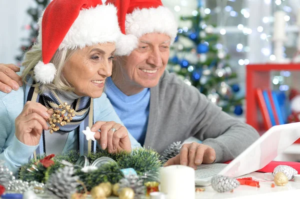 Senioren bereiten sich auf Weihnachten vor — Stockfoto