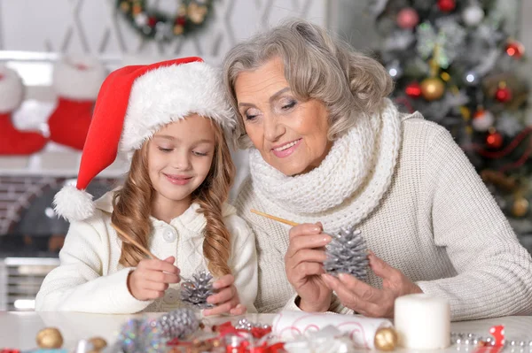 Mormor och barnet inför jul — Stockfoto