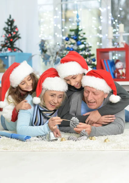 Glückliche Familie in Nikolausmützen — Stockfoto