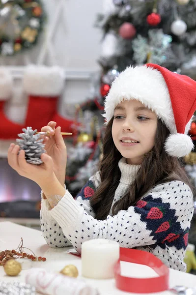 Chica prapring para la Navidad — Foto de Stock