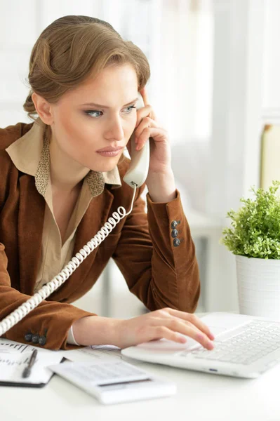 Femme d'affaires parlant au téléphone — Photo