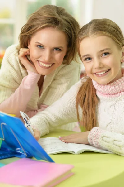 Matka pomůže s domácími úkoly — Stock fotografie