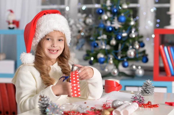 Petite fille en chapeau de Père Noël — Photo