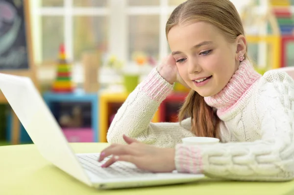 Klein meisje met laptop — Stockfoto