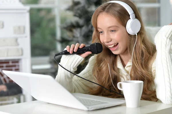 Meisje zingt karaoke — Stockfoto