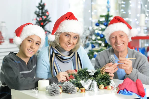 Großeltern mit Jungen bereiten sich auf Weihnachten vor — Stockfoto