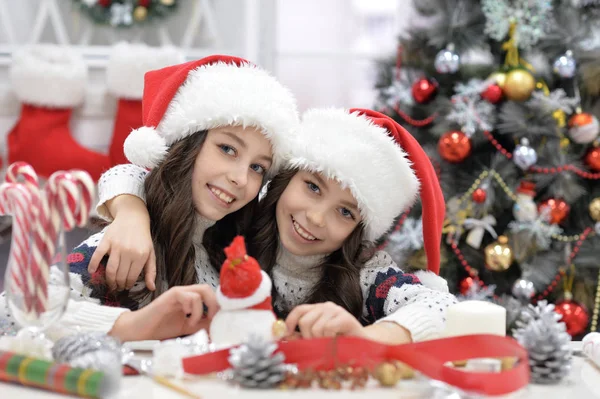 Kızlar Noel için hazırlanıyor — Stok fotoğraf