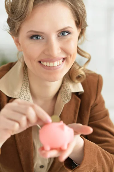 Woman with piggy bank — Stock Photo, Image
