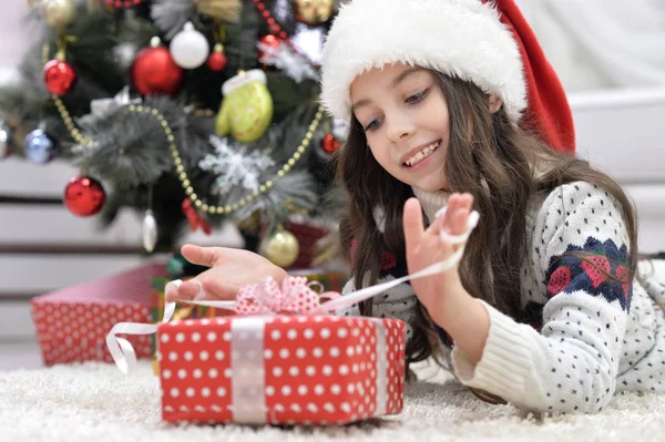 Mädchen mit Weihnachtsgeschenk — Stockfoto