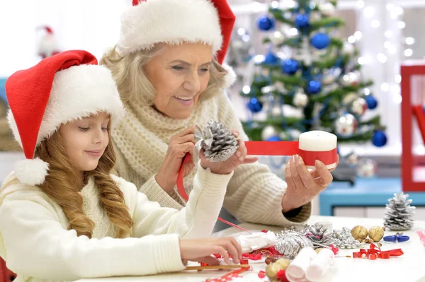 Großmutter und Kind bereiten sich auf Weihnachten vor — Stockfoto