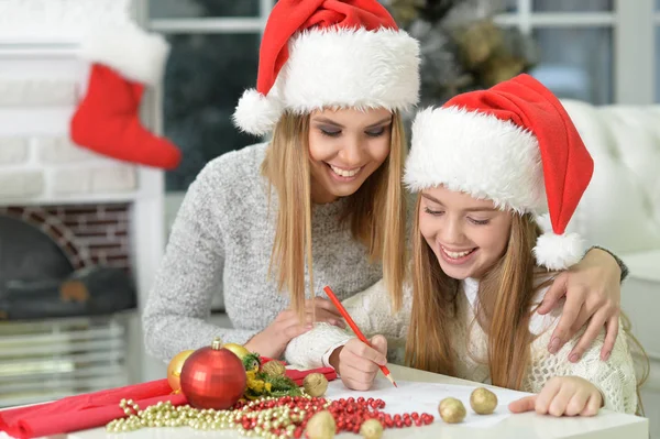 Irmãs se preparando para o Natal — Fotografia de Stock