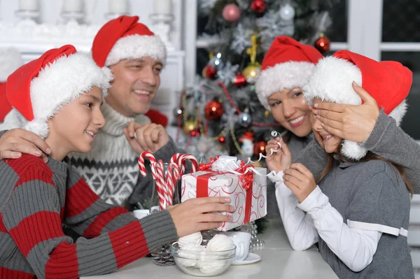 Familie feiert Weihnachten — Stockfoto