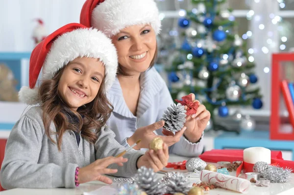Moeder en dochter voorbereiden op kerst — Stockfoto