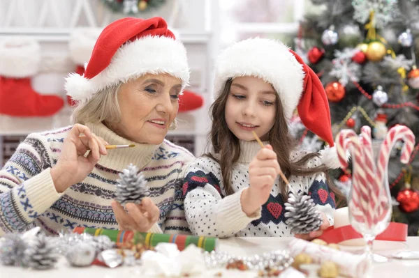 クリスマスの準備の子供と祖母 — ストック写真