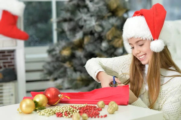 Teen flicka förbereder sig för jul — Stockfoto