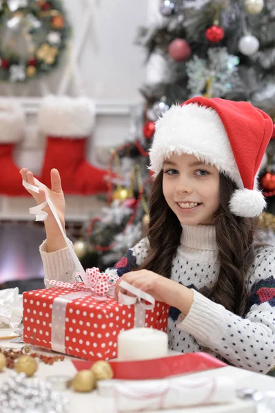 クリスマスプレゼント付きの女の子 — ストック写真