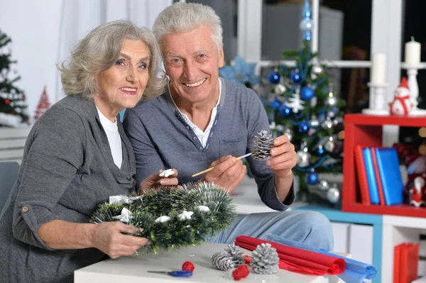 Senioren basteln Weihnachtsdekoration — Stockfoto