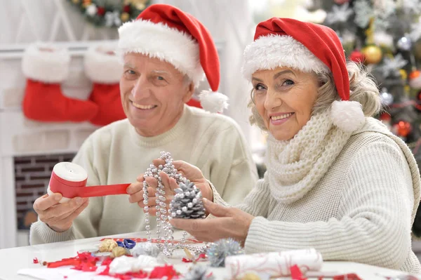 Äldre par förbereder sig för jul — Stockfoto