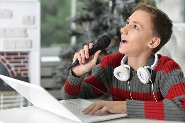 Niño cantando karaoke — Foto de Stock