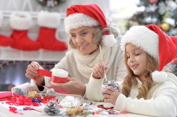 Großmutter und Kind bereiten sich auf Weihnachten vor — Stockfoto
