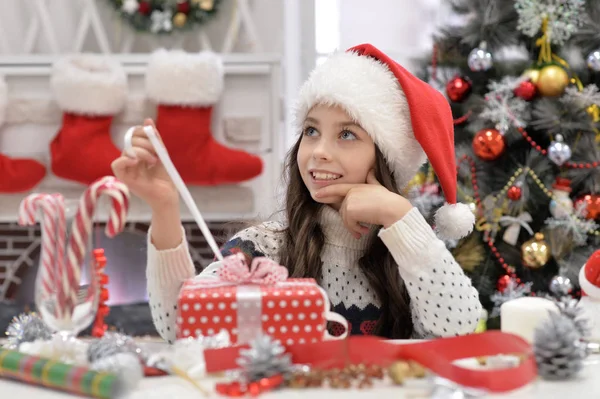 Fille avec cadeau de Noël — Photo