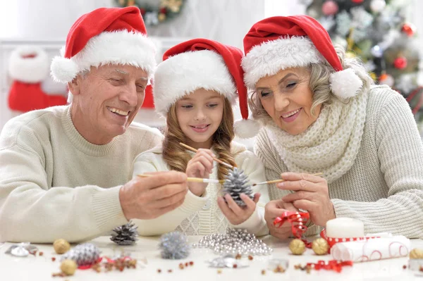 Familie bereitet sich auf Weihnachten vor — Stockfoto