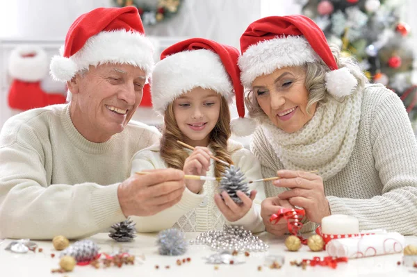 Familia preparándose para la Navidad — Foto de Stock