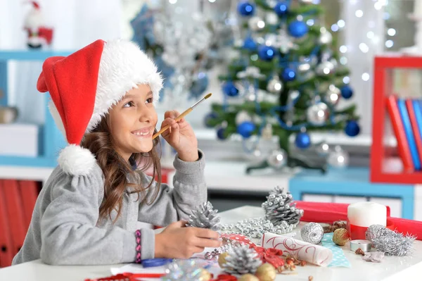 Niña preparándose para la Navidad —  Fotos de Stock