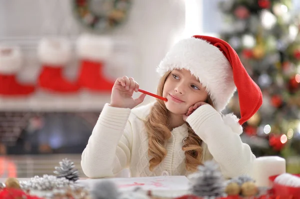 Niña en sombrero de santa — Foto de Stock