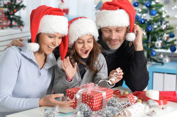 Familjen förbereder sig för jul — Stockfoto