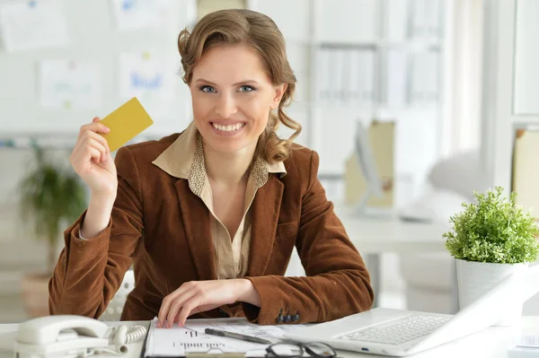 Femme d'affaires détenant une carte de crédit — Photo