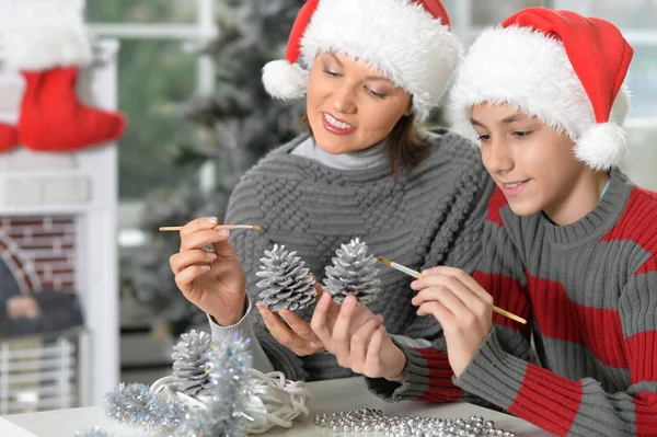 Mutter und Sohn mit Dekorationen — Stockfoto