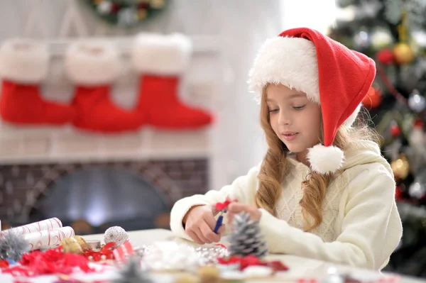 Klein meisje in Kerstman hoed — Stockfoto