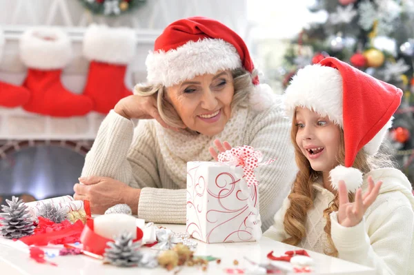 Mormor och barn med gåva — Stockfoto