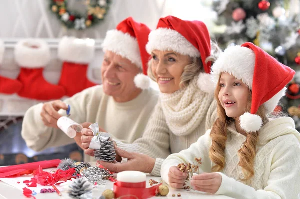 Familjen förbereder sig för jul — Stockfoto