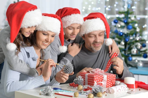 Сім'я готується до Різдва — стокове фото