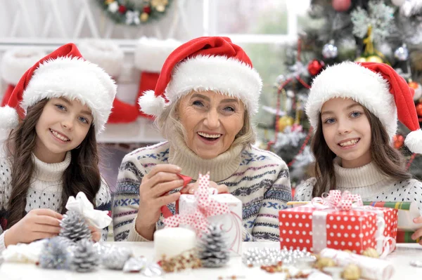 Mormor med flickor förbereder sig för jul — Stockfoto