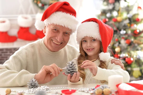 Dědeček a dítě v Santa klobouky — Stock fotografie