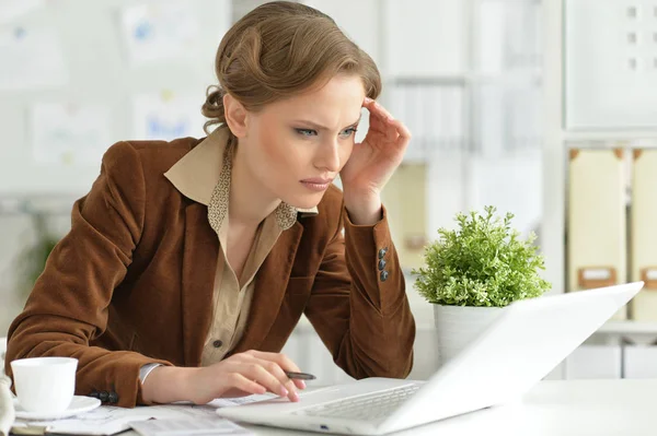 Donna d'affari che lavora sul computer portatile — Foto Stock