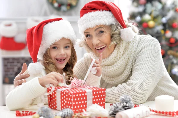 Mormor och barn med gåva — Stockfoto