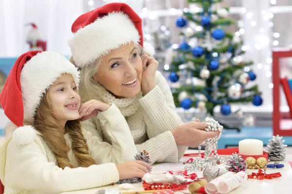 Nonna e bambino che si preparano per Natale — Foto Stock