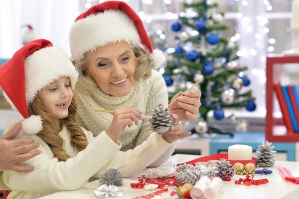 Mormor och barnet inför jul — Stockfoto