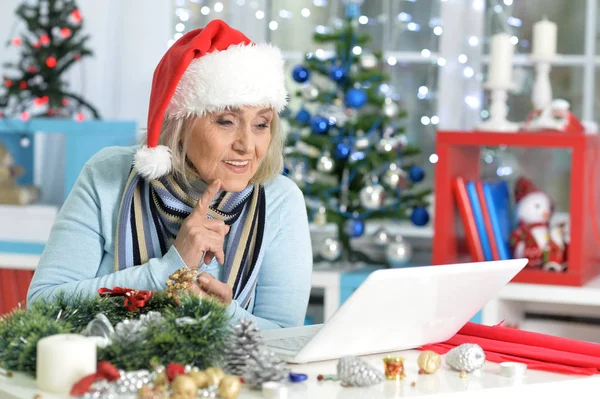 Seniorkvinne med bærbar PC – stockfoto