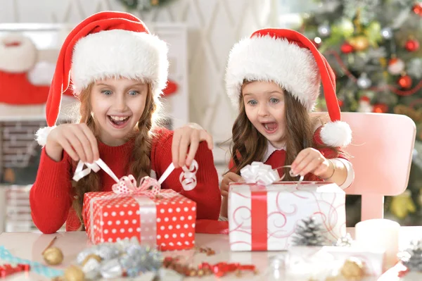 Irmãs com presentes de Natal — Fotografia de Stock