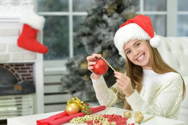 Adolescente chica preparándose para la Navidad —  Fotos de Stock