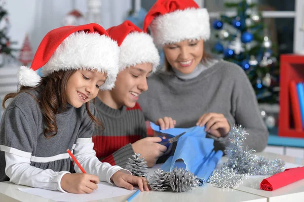Mutter mit Kindern bereitet sich auf Weihnachten vor — Stockfoto