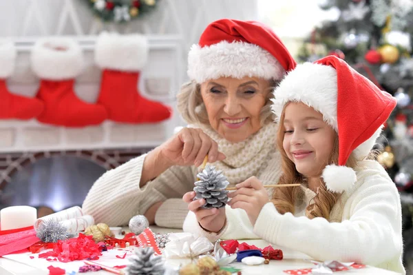 Бабуся і дитина готуються до Різдва — стокове фото