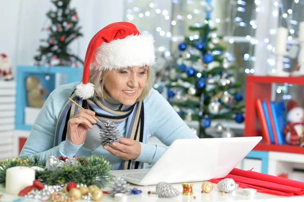 Senior vrouw met laptop — Stockfoto