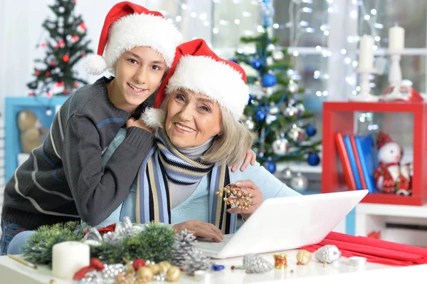 Avó com neto se preparando para o Natal — Fotografia de Stock