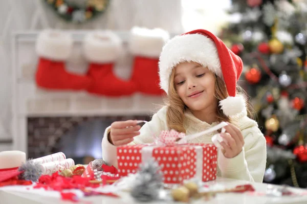 Menina com het presente — Fotografia de Stock